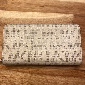 Michael Kors Wallet - Very Nice!